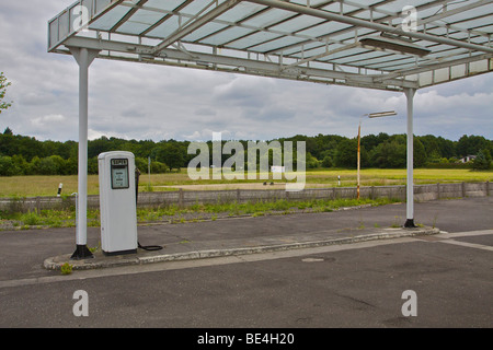 Pompa per la benzina super, abbandonata la stazione di gas nella zona rurale vicino autostrada 56 in Buschhoven, Swisttal, Renania settentrionale-Vestfalia, G Foto Stock