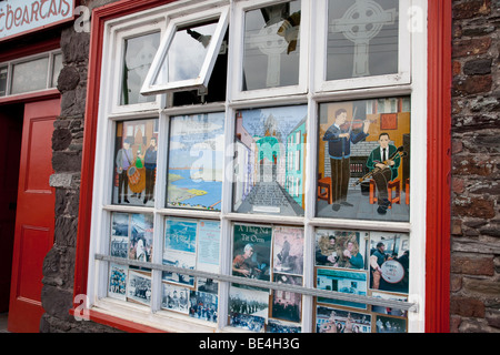 Manifesti in irish music shop negozio finestra Dingle Contea di Kerry Irlanda Foto Stock