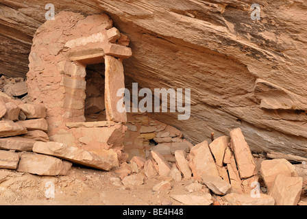 I resti storici di un'abitazione dell'Anasazi indiani, circa 900 anni, molle fredda grotta vicino Bluff, Utah, Stati Uniti d'America Foto Stock