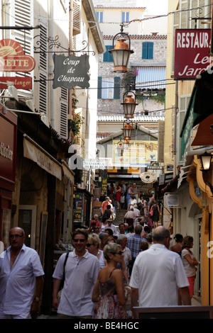 Vista lungo la rue sade una strada piena di affascinanti boutique e i negozi di cibo gourmet antibes sud della Francia Foto Stock