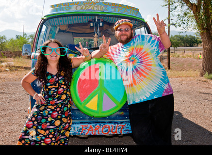 Yippies e hippies sono ancora con noi, anche se forse un po' vecchio ora, alla Street Festival di Carrizozo, Nuovo Messico. Foto Stock