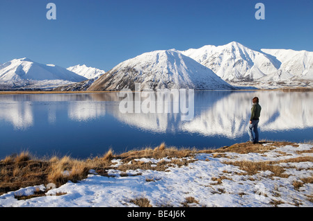 Gamma di Palmer, Sugarloaf Mt e Mt Catherine riflessa nel lago Heron, Canterbury, Isola del Sud, Nuova Zelanda Foto Stock