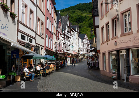 I turisti in seduta marciapiede ristoranti in Roemerstrasse, Bernkastel-Kues, sul fiume Mosella, Renania-Palatinato, Germania, Eur Foto Stock