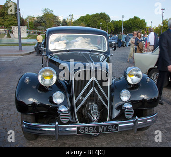 Luce-15 Citroen pilotato da 'Maigret' il detective francese. Foto Stock