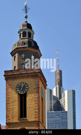 Torre di la chiesa di Santa Caterina di fronte alla Torre della Commerzbank, Frankfurt am Main, Hesse, Germania, Europa Foto Stock