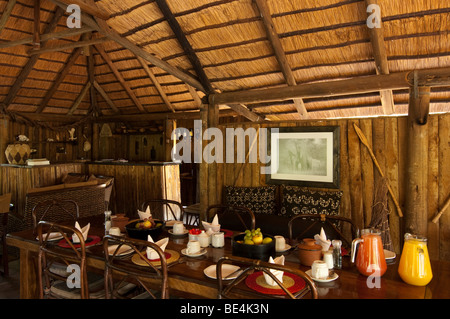 La sala da pranzo, Mashatu tenda Camp, Riserva di Mashatu, Tuli Block, Botswana Foto Stock