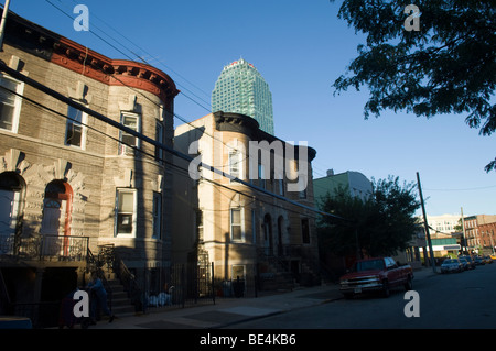 Il centro di Citigroup edificio e una fila di residenze nella città di Long Island, Queens a New York Foto Stock