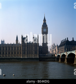 Big Ben con le case del parlamento e parte di Westminster Bridge dal lato sud del fiume Tamigi in una bella giornata Foto Stock