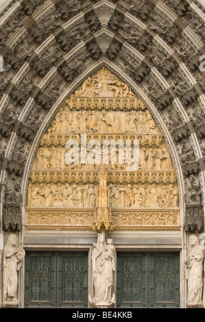 Ingresso principale della cattedrale di Colonia in facciata ovest con il ripristino wimperg, Maria con Gesù Bambino in piedi in asse centrale, Foto Stock