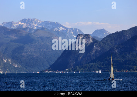 Traunkirchen e lago Traunsee, vista da Gmunden, Totes Gebirge montagne sul retro, Salzkammergut, Austria superiore, Austria, Euro Foto Stock