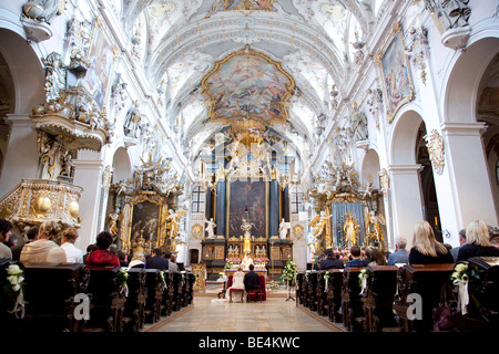 Sposa e lo sposo delle loro nozze nella Basilica di San Emeran a Regensburg, Baviera, Germania, Europa Foto Stock