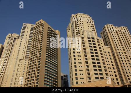 Blocchi a torre sulla spiaggia di Jumeirah a Dubai Foto Stock