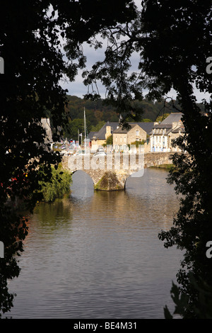 Vista panoramica del fiume Rance nel vecchio Dinan Francia Foto Stock