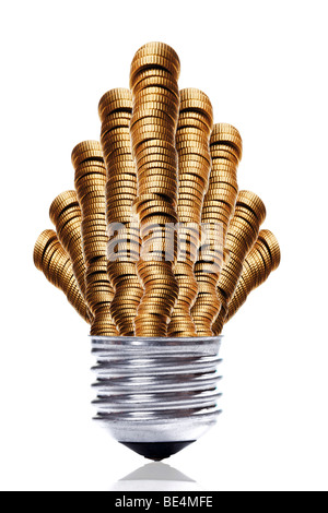 Pile di denaro nel supporto di una lampadina, simbolico per alti costi di elettricità Foto Stock