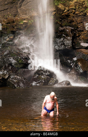 Uomo di balneazione in un pool, forza Hardraw cascata, Wensleydale, Yorkshire Dales, England, Regno Unito Foto Stock