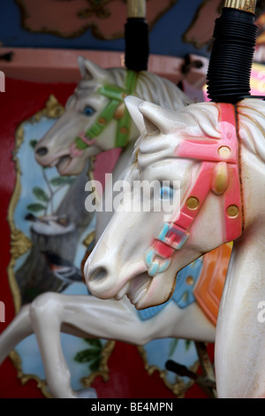 Close-up di cavallo sulla giostra Flying Horses ride su Central Pier di Blackpool Foto Stock
