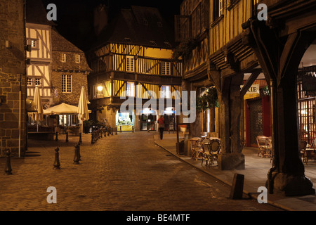 Vista notturna di vecchio Dinan Francia Foto Stock