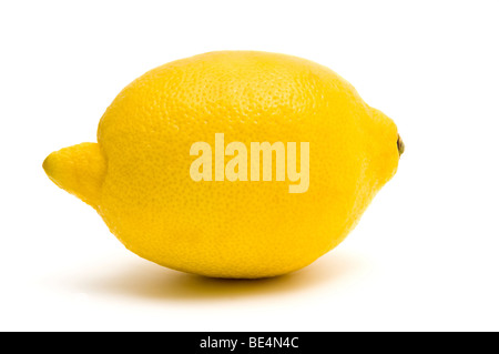 Una perfetta isolato di limone su bianco Foto Stock