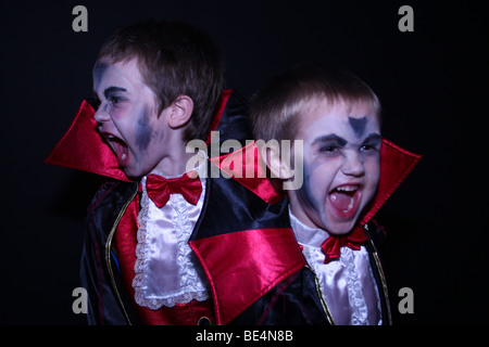 Due ragazzi vestito in costumi di Halloween Foto Stock