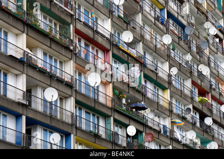 Alto edificio di appartamenti con antenne paraboliche in Schoeneberg, Berlino, Germania, Europa Foto Stock