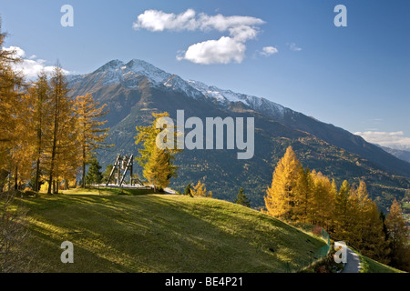 Friedensglocke, la Campana della Pace, in Moesern, larici in autunno, Hocheder nelle Alpi dello Stubai, valle Inntal, Telfs, Tirolo, Austri Foto Stock