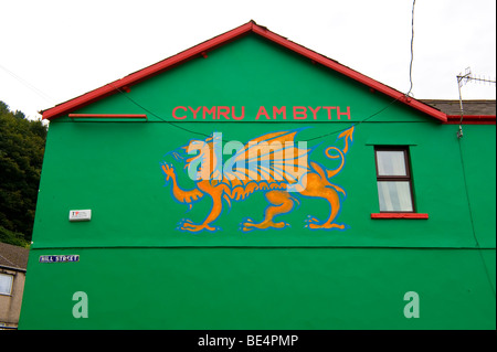 Il conte di jersey pub con dragon murale dipinto sulla parete di estremità a Briton Ferry vicino Neath South Wales UK Foto Stock