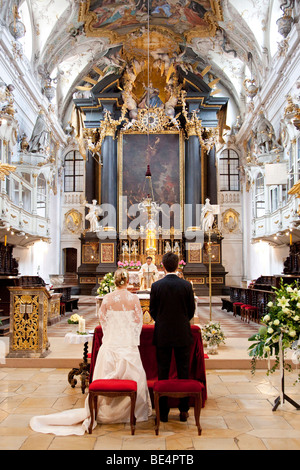 Sposa e lo sposo delle loro nozze nella Basilica di San Emeran a Regensburg, Baviera, Germania, Europa Foto Stock