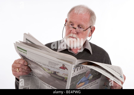 I vecchi pensionati uomo leggendo il quotidiano. Foto Stock