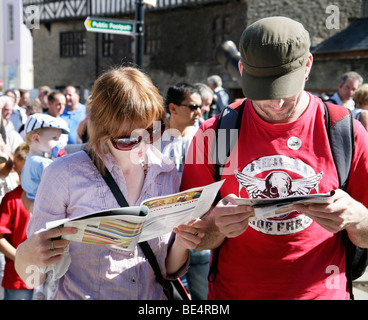 I frequentatori del festival leggendo la brochure al Ludlow Food Festival 2009 Foto Stock