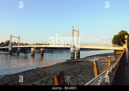 Albert ponte sopra il fiume Tamigi, Londra, Inghilterra, Regno Unito, Europa, con la bassa marea, crepuscolo. Foto Stock