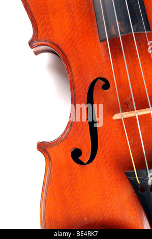 In prossimità della sezione intermedia del violino antico su sfondo bianco Foto Stock
