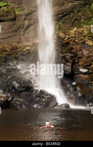 Uomo di balneazione in un pool, forza Hardraw cascata, Wensleydale, Yorkshire Dales, England, Regno Unito Foto Stock