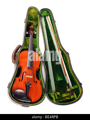 Violino antico nel suo caso isolato su sfondo bianco Foto Stock