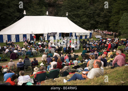 Gli spettatori presso il Hardraw Scaur Brass Band Festival, Yorkshire Dales, England Regno Unito Foto Stock