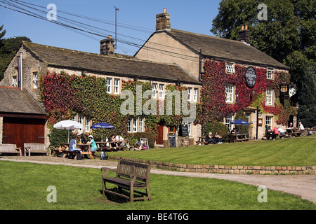 Coperto di edera, Lister Arms Hotel nel villaggio di Malham, Malhamdale, Yorkshire Dales, England, Regno Unito Foto Stock