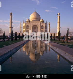 Taj Mahal e la sua riflessione prima del tramonto Foto Stock