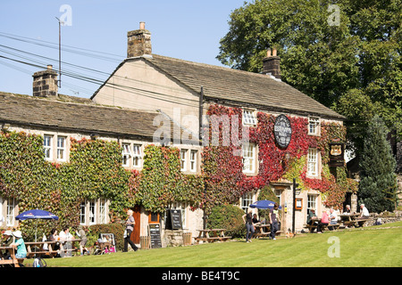 Coperto di edera, Lister Arms Hotel nel villaggio di Malham, Malhamdale, Yorkshire Dales, England, Regno Unito Foto Stock