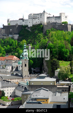 Vista dalla Moenchsberg montagna sulla città vecchia con la chiesa collegiata di San Pietro e il Festung castello Hohensalzburg, Sa Foto Stock