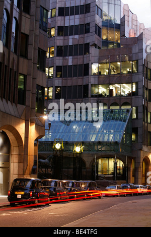 Fila di taxi a Londra Centro di sottoscrizione, assicurazione e centro finanziario nel centro di Londra London, England, Regno Foto Stock