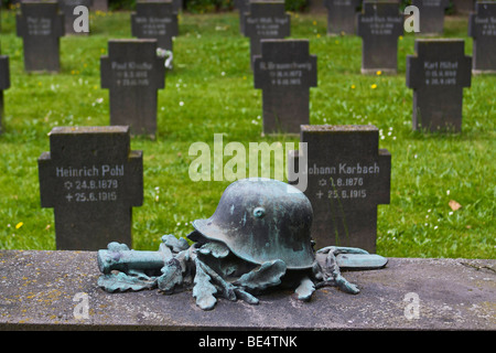 Acciaio casco, spada e oakleaves, War Memorial e il cimitero di guerra dalla Prima Guerra Mondiale in Bad Godesberg di Bonn, a Nord Reno-W Foto Stock