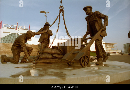 I portuali statua all'ingresso est del centro ExCeL ,Royal Docks East London . Scultore Les Johnson Foto Stock