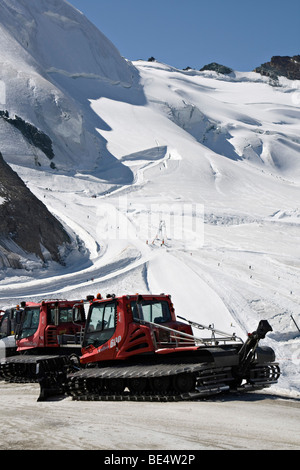 I trattori di neve allalin alto 3500m alpi svizzere sopra Saas fee Svizzera Europa Foto Stock