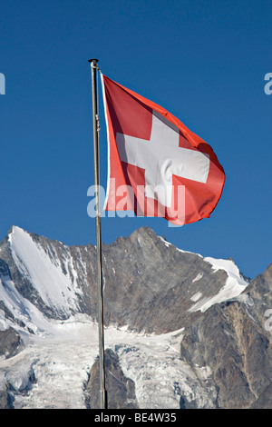 Bandiera svizzera a allalin alto 3500m alpi svizzere sopra Saas fee Svizzera Europa Foto Stock