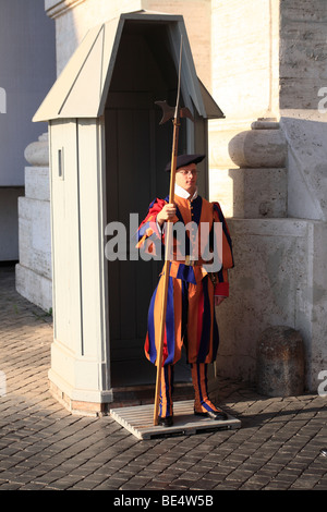 Guardia svizzera guardia dovere davanti garitta Vaticano Foto Stock