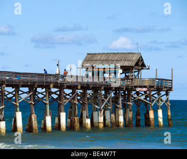 MAI TIKI BAR SULLA SPIAGGIA DI CACAO PIER IN EAST Central Florida Foto Stock