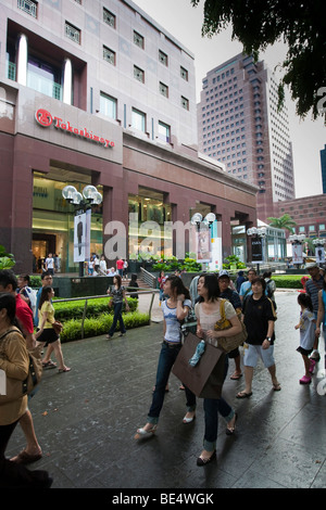 I turisti e la gente del posto lo shopping, Orchard Road, Singapore, Sud-est asiatico Foto Stock