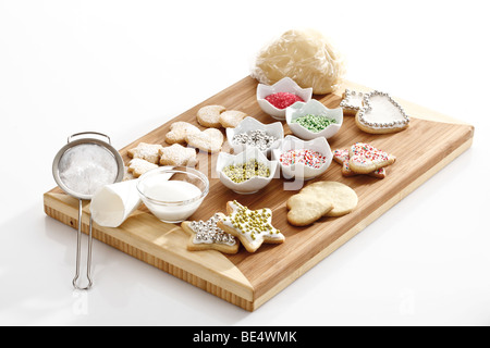 Natale panificio, scena di cottura con pasta frolla cookies e la cottura del materiale di decorazione Foto Stock