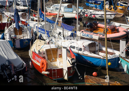 Un affollato porticciolo con molte barche a North Berwick Harbour in East Lothian in Scozia Foto Stock