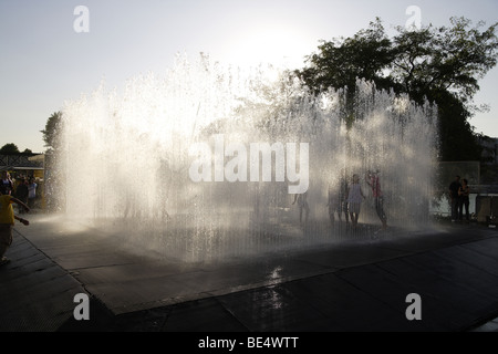 Fontana urbano con interazione pubblica,South Bank di Londra,uk .sagome contro il tardo pomeriggio di sole estivo Foto Stock