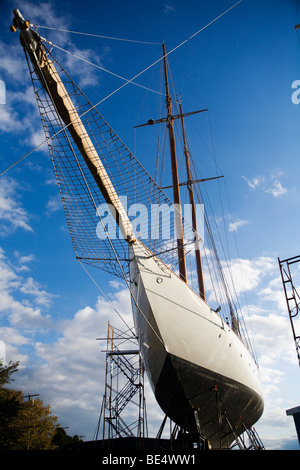 La Goletta Eleonora sul disco a Newport Shipyard pur avendo pianificato il lavoro di manutenzione fatto. Foto Stock